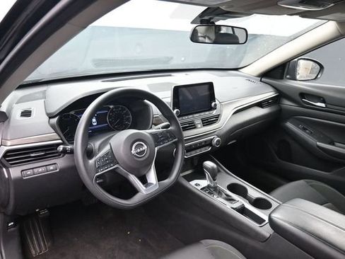 Used 2025 Nissan Altima 2.5 SV FWD image 12