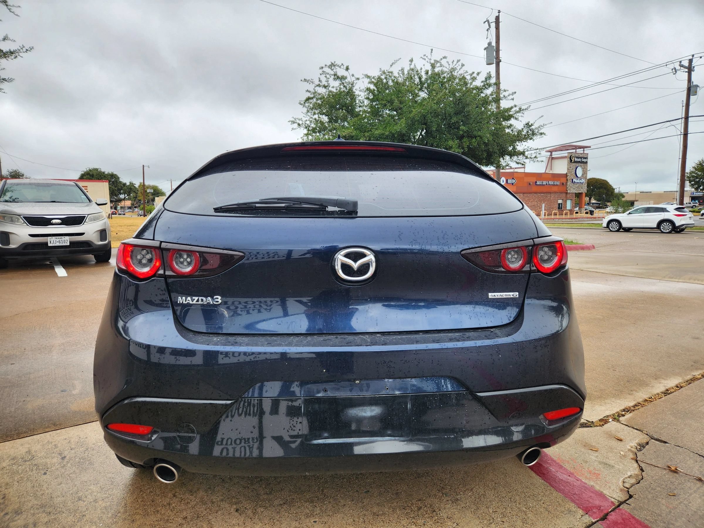 Used 2020 MAZDA MAZDA3 Hatchback w/ Preferred Package FWD image 4