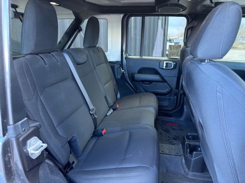 Used 2019 Jeep Wrangler Unlimited Sahara image 14