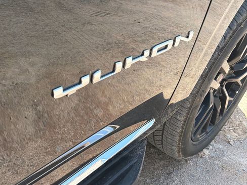 Used 2023 GMC Yukon SLT AWD/4WD image 11