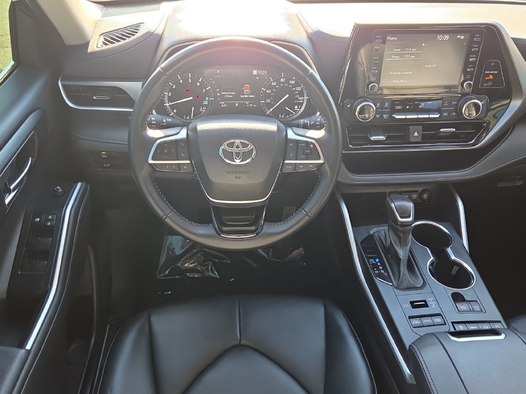 Used 2021 Toyota Highlander XLE AWD/4WD image 14