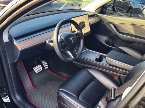 Used 2022 Tesla Model Y Performance image 9