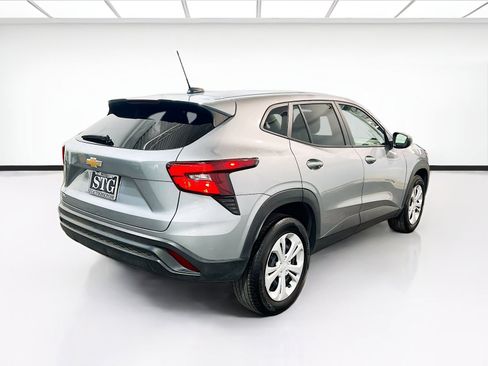 Used 2025 Chevrolet Trax LS FWD image 4