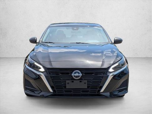 Used 2024 Nissan Altima 2.5 SV FWD image 2
