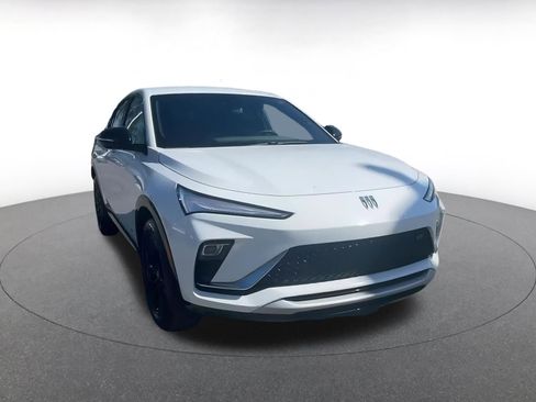 Used 2025 Buick Envista Sport Touring image 3