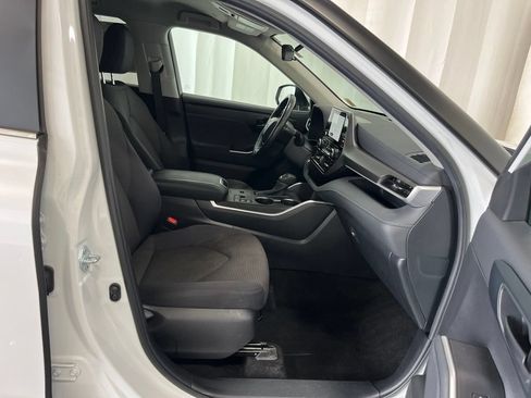 Used 2024 Toyota Highlander LE FWD image 20