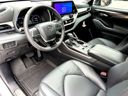 New 2026 Toyota Highlander Limited image 11