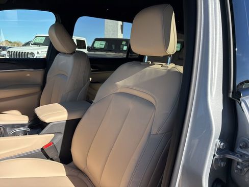 New 2025 Jeep Grand Cherokee L Limited w/ Black Appearance Package AWD/4WD image 14