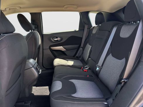 Used 2018 Jeep Cherokee Latitude AWD/4WD image 13