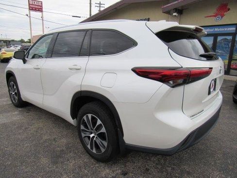 Used 2021 Toyota Highlander XLE AWD/4WD image 5