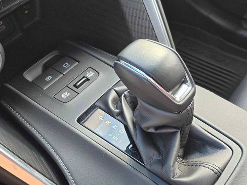 Used 2024 Toyota Venza Limited image 34