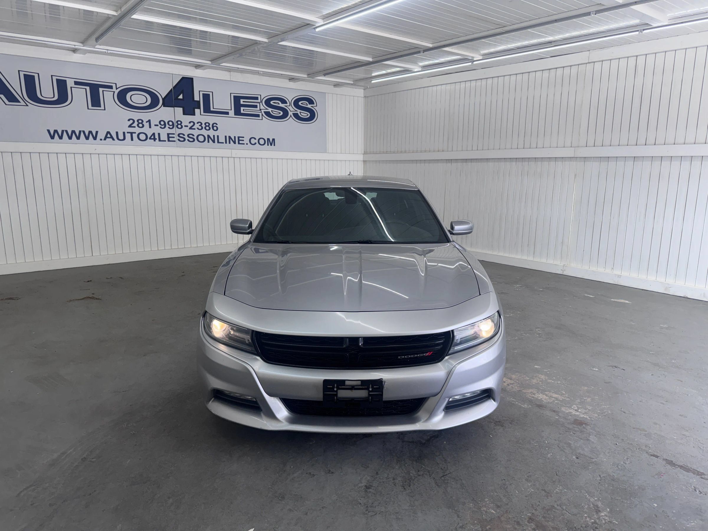 Used 2016 Dodge Charger SXT RWD image 2