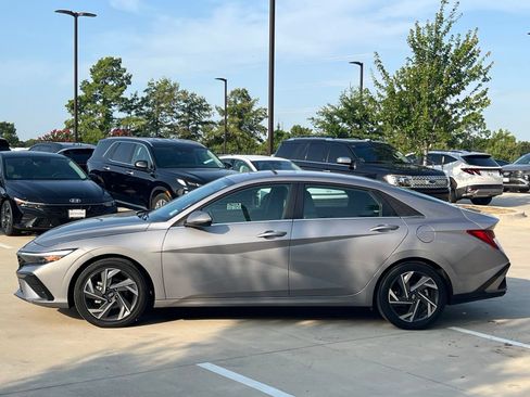 Used 2025 Hyundai Elantra Limited FWD image 6