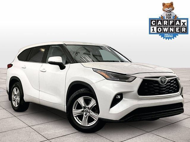 Used 2022 Toyota Highlander LE AWD/4WD image 2