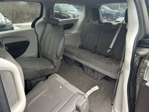 Used 2017 Chrysler Pacifica Touring image 28