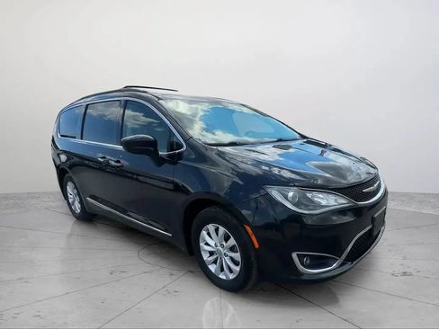 Used 2017 Chrysler Pacifica Touring-L FWD image 3