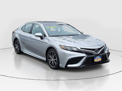 Used 2023 Toyota Camry SE FWD image 3