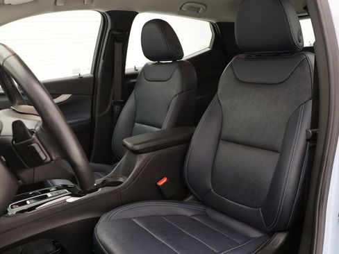 Used 2023 Chevrolet Bolt EUV LT w/ Convenience Package image 17