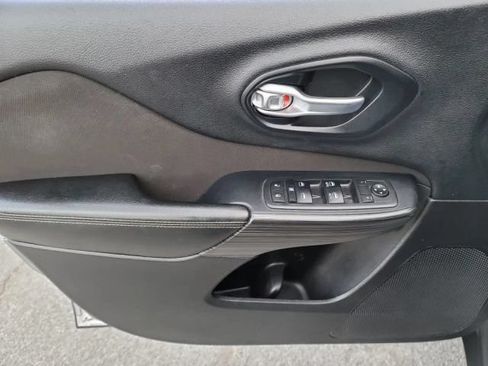 Used 2016 Jeep Cherokee Latitude w/ Cold Weather Group AWD/4WD image 11