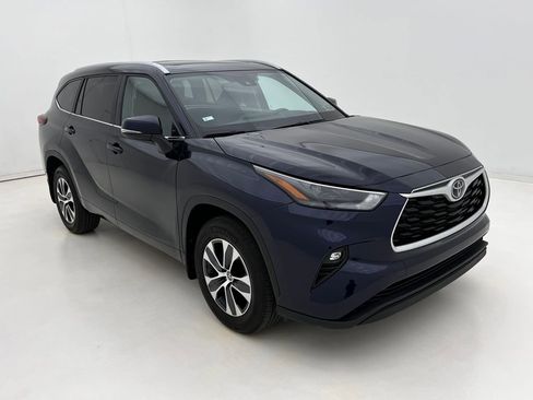 Used 2024 Toyota Highlander XLE image 2