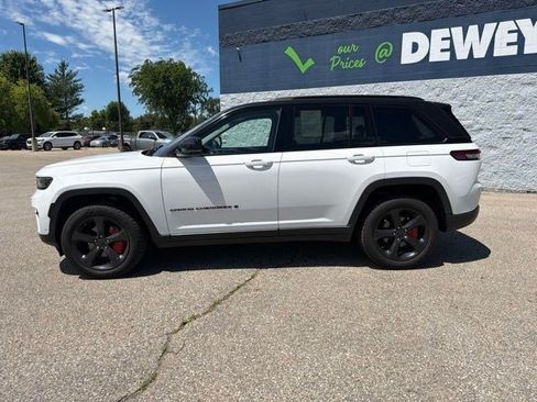Used 2023 Jeep Grand Cherokee Limited w/ Luxury Tech Group II AWD/4WD image 2