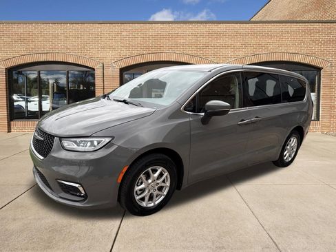 Used 2023 Chrysler Pacifica Touring-L FWD image 8