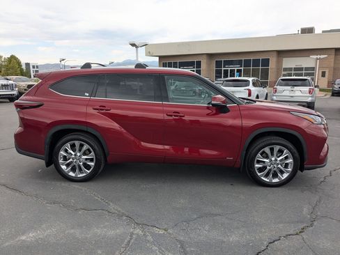Used 2024 Toyota Highlander Limited AWD/4WD image 7