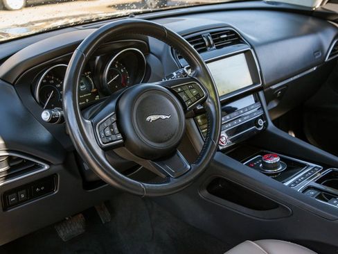 Used 2020 Jaguar F-PACE Premium image 6