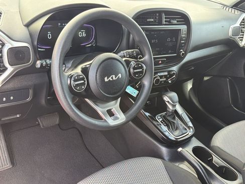 Used 2025 Kia Soul LX w/ LX Technology Package FWD image 4