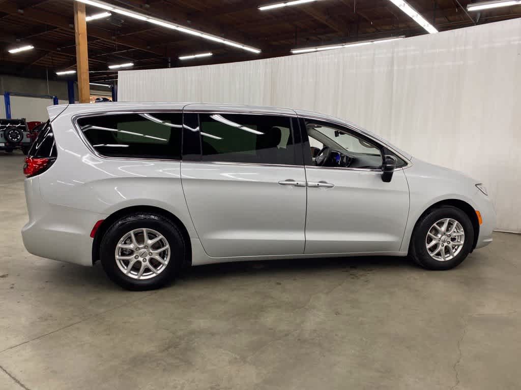 Used 2024 Chrysler Pacifica Touring-L FWD image 7