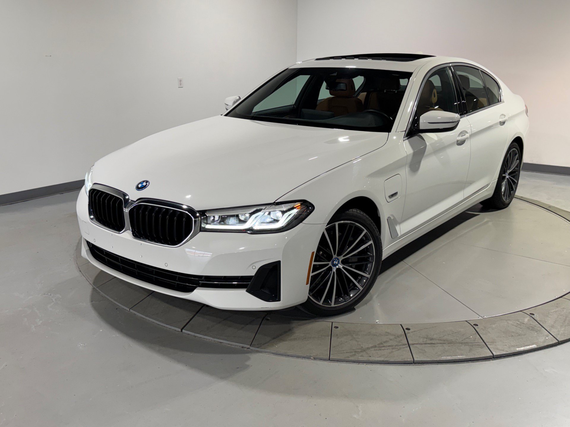 Used 2023 BMW 530e xDrive w/ Convenience Package AWD/4WD image 5