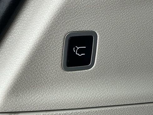 Used 2024 Chrysler Pacifica Select image 7