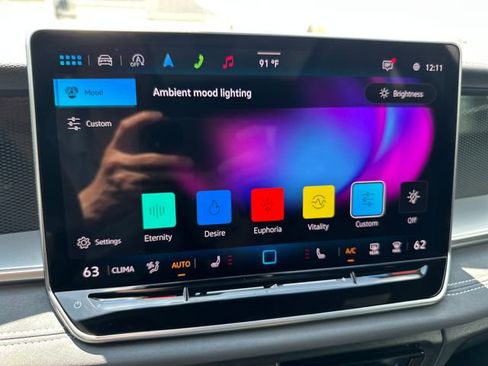 Certified 2025 Volkswagen Tiguan SE R-Line AWD/4WD image 27