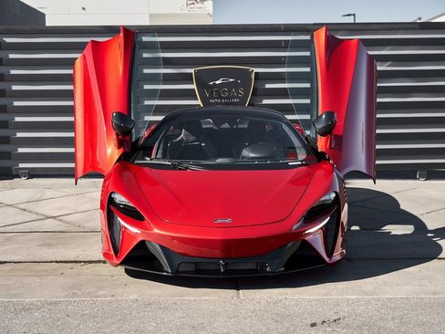 Used 2023 McLaren Artura image 19