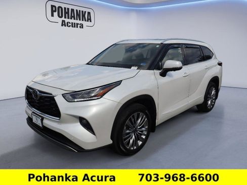 Used 2025 Toyota Highlander Platinum AWD/4WD image 3