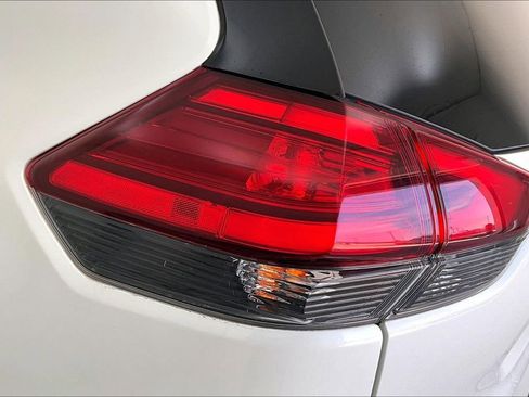 Used 2017 Nissan Rogue SV w/ SV Premium Package image 40