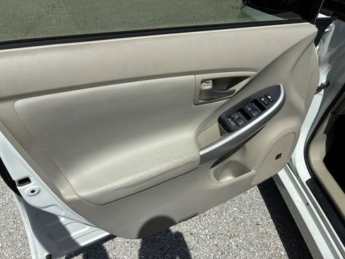 Used 2014 Toyota Prius Five FWD image 12