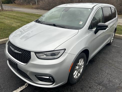 Used 2024 Chrysler Pacifica Touring-L image 23