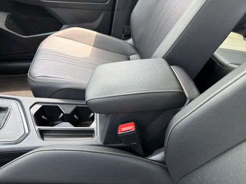 Used 2023 Volkswagen Tiguan SE w/ Panoramic Sunroof Package FWD image 17