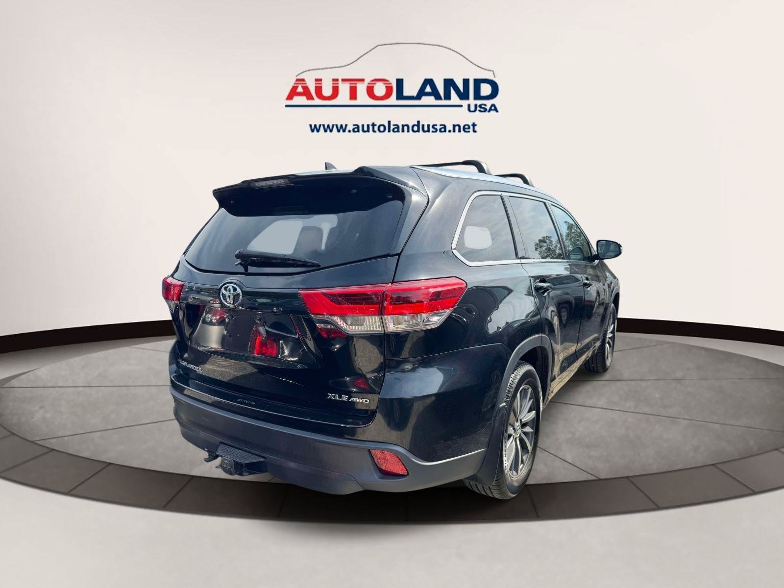 Used 2018 Toyota Highlander XLE AWD/4WD image 3