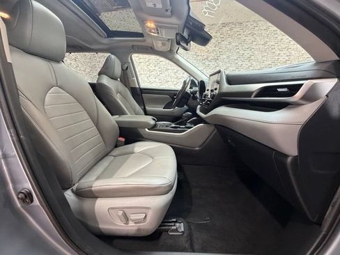 Used 2021 Toyota Highlander XLE FWD image 9