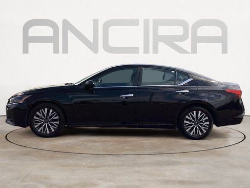 Used 2024 Nissan Altima 2.5 SV FWD image 11