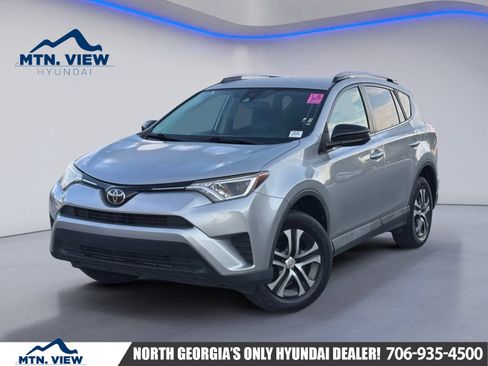 Used 2018 Toyota RAV4 LE FWD image 1