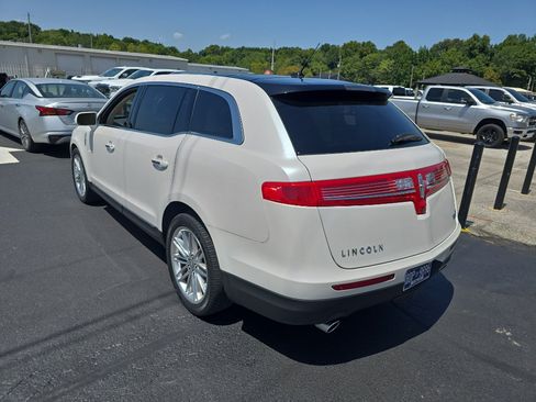 Used 2019 Lincoln MKT AWD image 2