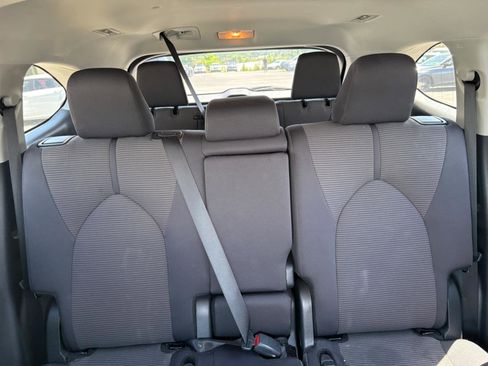 Used 2024 Toyota Highlander LE FWD image 14