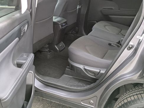Used 2024 Toyota Highlander LE AWD/4WD image 23