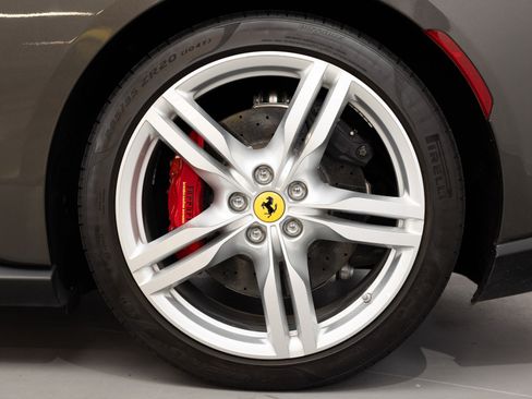 Used 2019 Ferrari Portofino RWD image 22