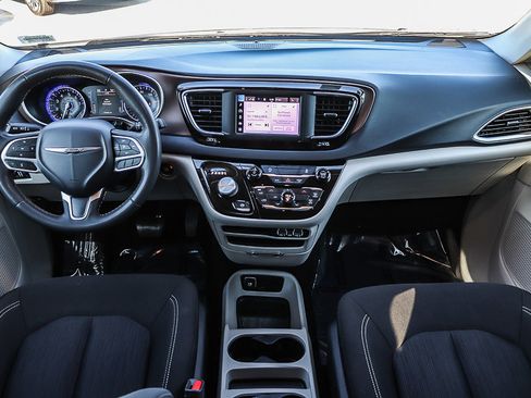 Used 2022 Chrysler Voyager LX image 13