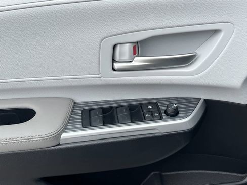 Used 2026 Toyota Sienna XLE image 13