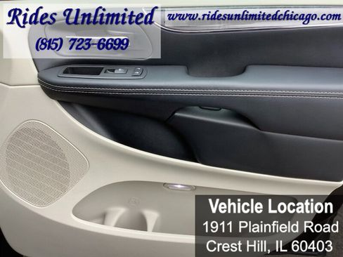 Used 2015 Chrysler Town & Country Touring-L w/ Driver Convenience Group FWD image 34